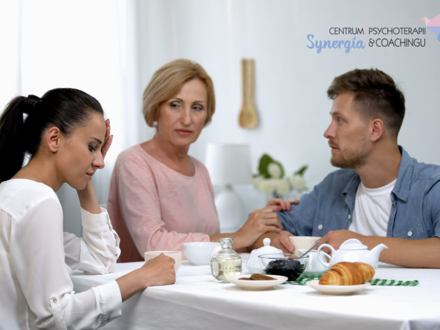 Toksyczna teściowa: Jak radzić sobie z trudnymi relacjami rodzinnymi?